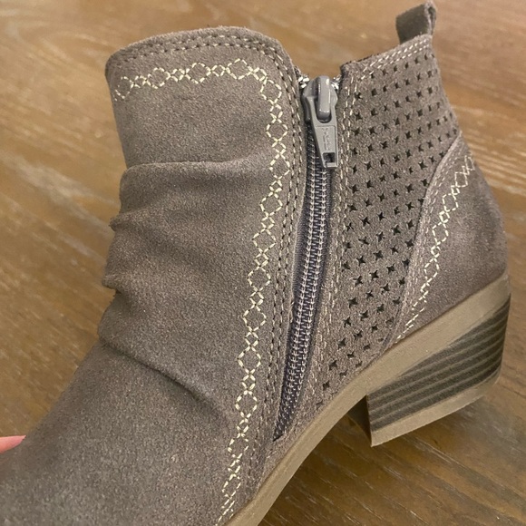 Earth Origins ruched suede side zip bootie size 7 - Picture 4 of 11